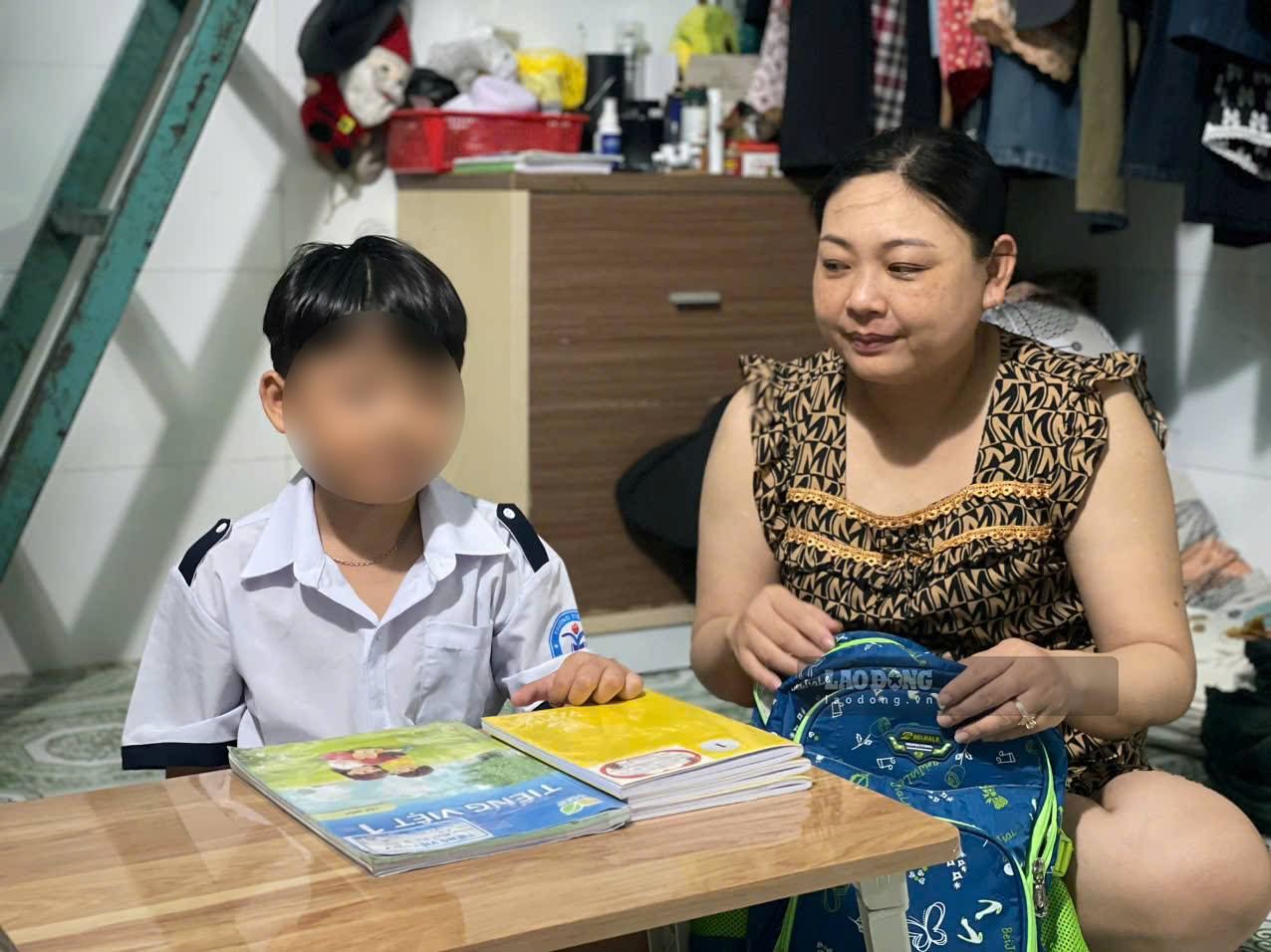 After worrying because their children were assigned to study far away, the female worker's son was arranged to study near his rented accommodation. Photo: Dinh Trong