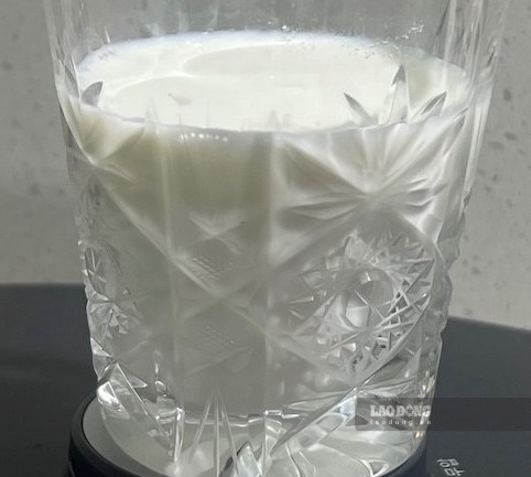 Unsweetened drinking yogurt is one of the good drinks for bones and joints of people after age 50. Photo: Kieu Vu.