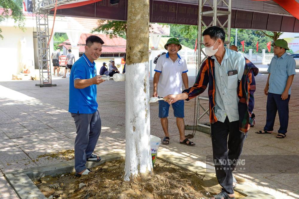 Tiến hành chỉnh trang khuôn viên và hoàn tất các công việc để sẵn sàng cho ngày khai giảng, diễn ra vào ngày 5.9. Ảnh: Quách Du