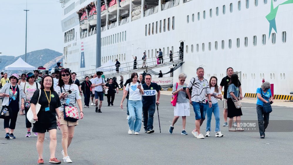 Việc đón liên tiếp các chuyến tàu biển quốc tế đang mở thêm một kênh thu hút khách quốc tế cho Khánh Hòa. Ảnh: Nguyễn Phát