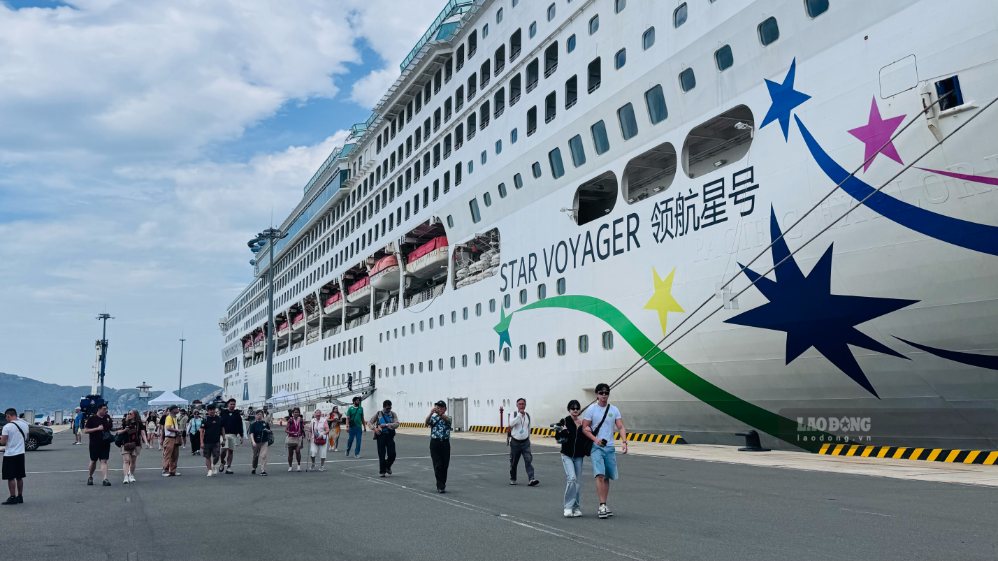 Tàu STAR VOYAGER đưa gần 1.200 khách đến Khánh Hòa. Ảnh: Nguyễn Phát