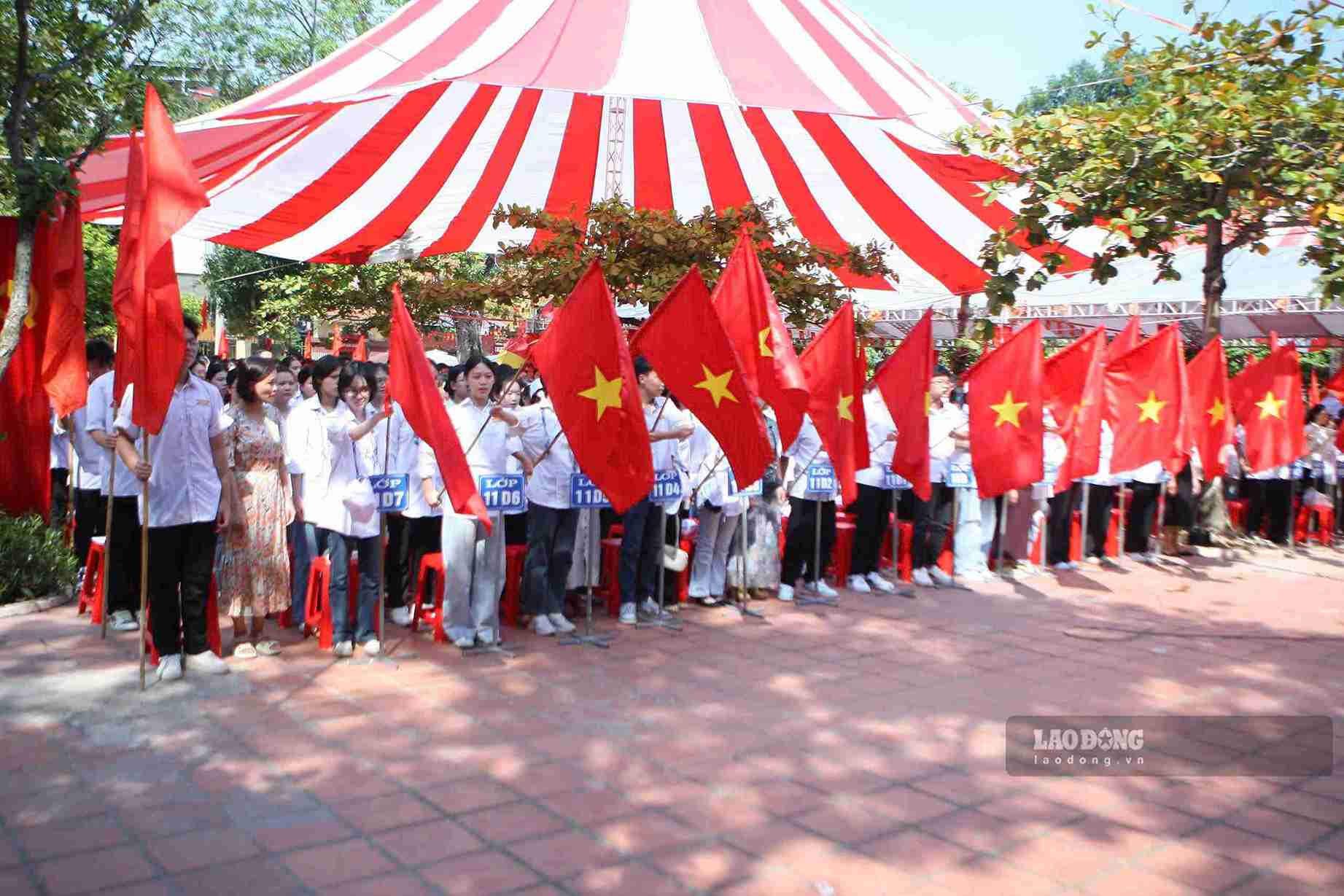 Thầy và trò Trường THPT Lê Quý Đôn hoàn tất những khâu chuẩn bị cuối cùng cho Lễ khai giảng năm học 2026-2027. Ảnh: Mai Hương