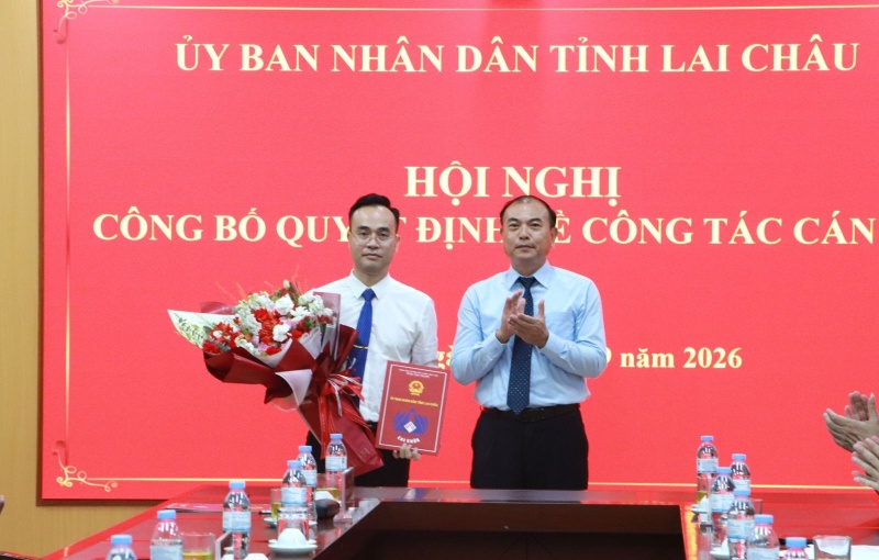 Vice Chairman of Lai Chau Provincial People's Committee Nguyen Sy Canh presents the decision to Deputy Director of the Department of Construction Ngo Sy Thien. Photo: Laichau. gov. vn