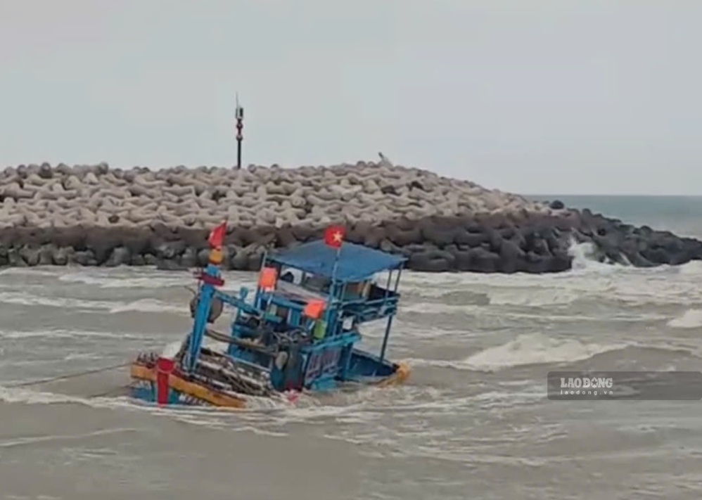 Fishing boat stranded, sinks when entering La Gi port, afternoon 4. 9. Photo: Duy Tuan