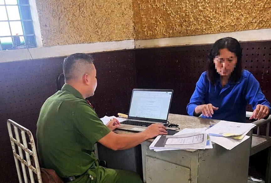 Công an làm việc với một đối tượng trong đường dây lô đề. Ảnh: Công an phường Bắc Gia Nghĩa