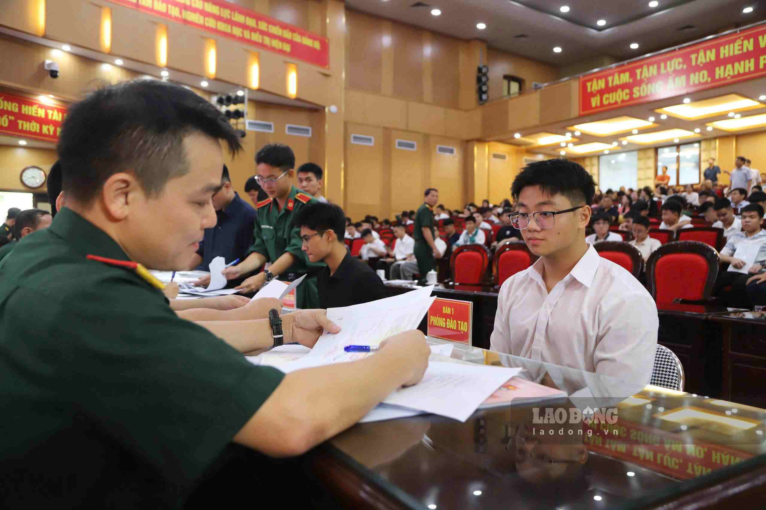 New medical student Khuong Huy Vinh San completes admission procedures. Photo: Thuy Linh