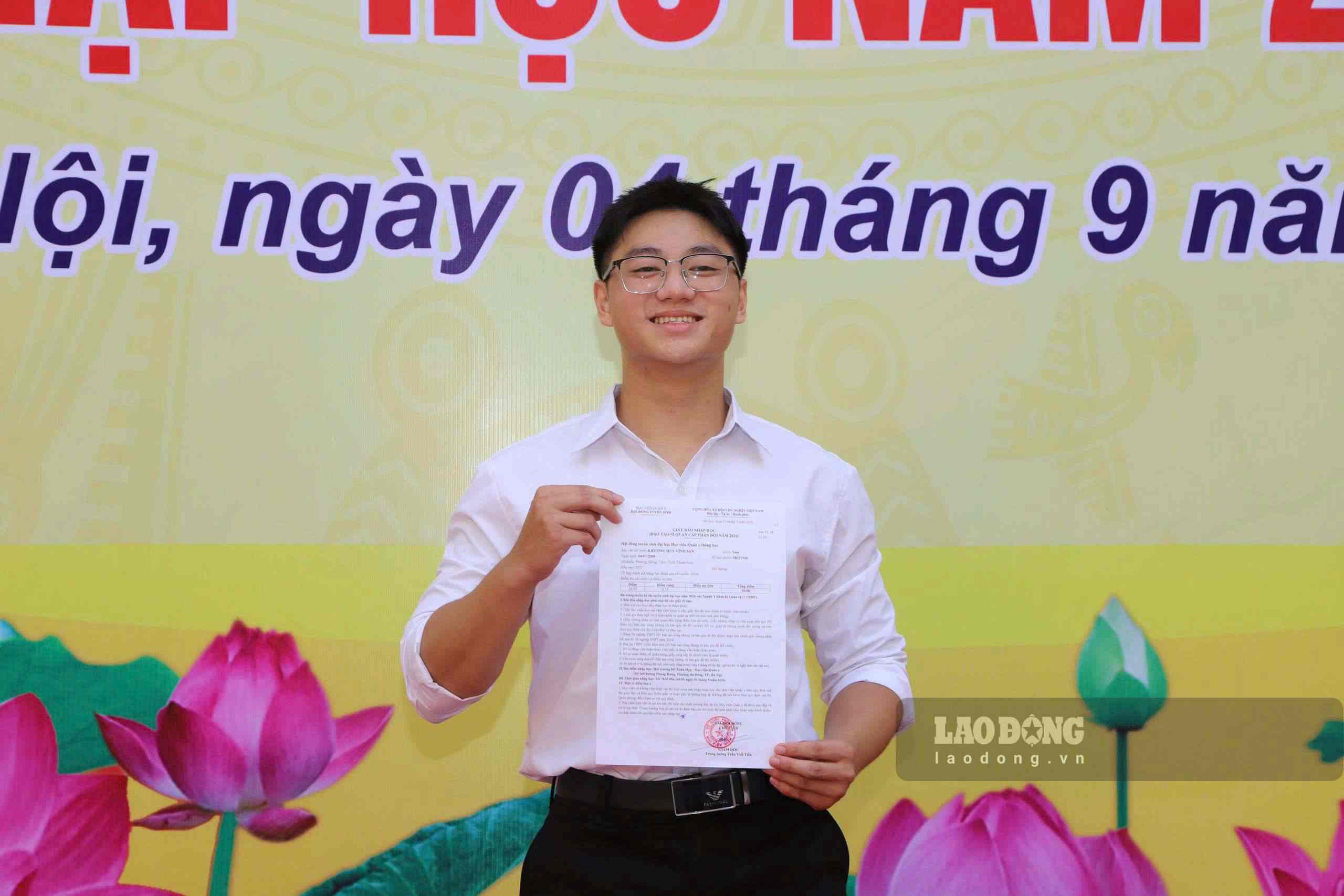 Huy San hạnh phúc bên gia đình trong ngày nhập học. Ảnh: Thùy Linh