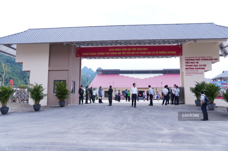 Không khí rộn ràng trong buổi tổng duyệt khai giảng tại trường nội trú Mường Khương. Ảnh: Đinh Đại 