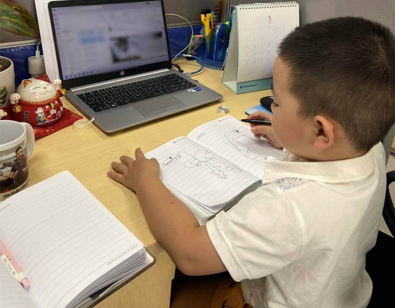 Ms. Nguyen Khanh Huyen's child gets acquainted with the learning space before entering grade 1. Photo: NVCC