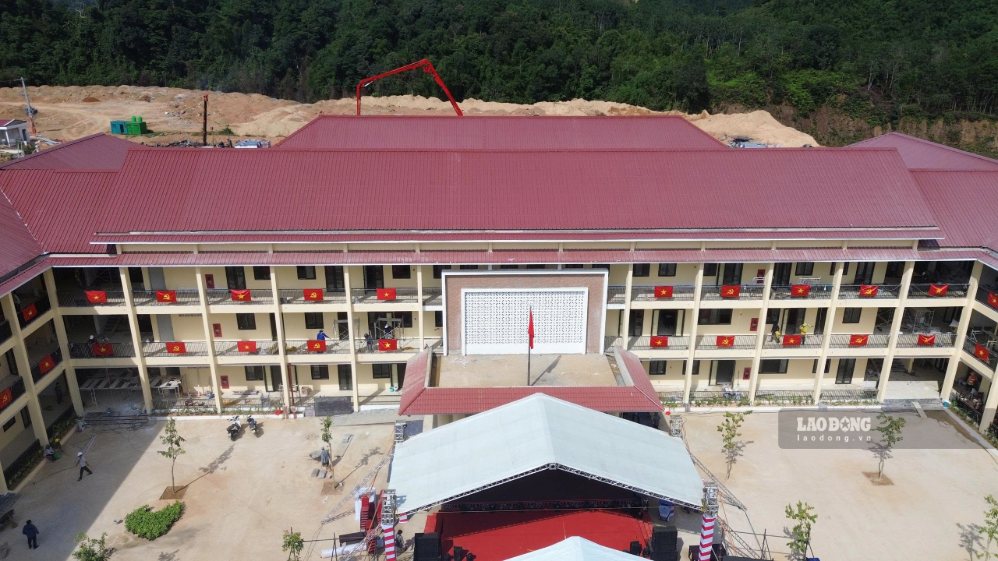 Tay Giang Ethnic Minority Boarding School (Da Nang) has completed and is ready for the opening ceremony and the inauguration ceremony of the national online bridge point. Photo: Nguyen Linh