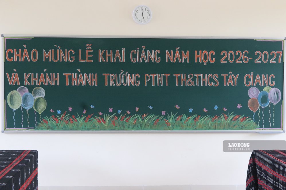 Bảng đen trong phòng học được các thầy cô tỉ mỉ trang trí hoa văn và khẩu hiệu chào mừng năm học mới 2026–2027. Ảnh: Nguyễn Linh