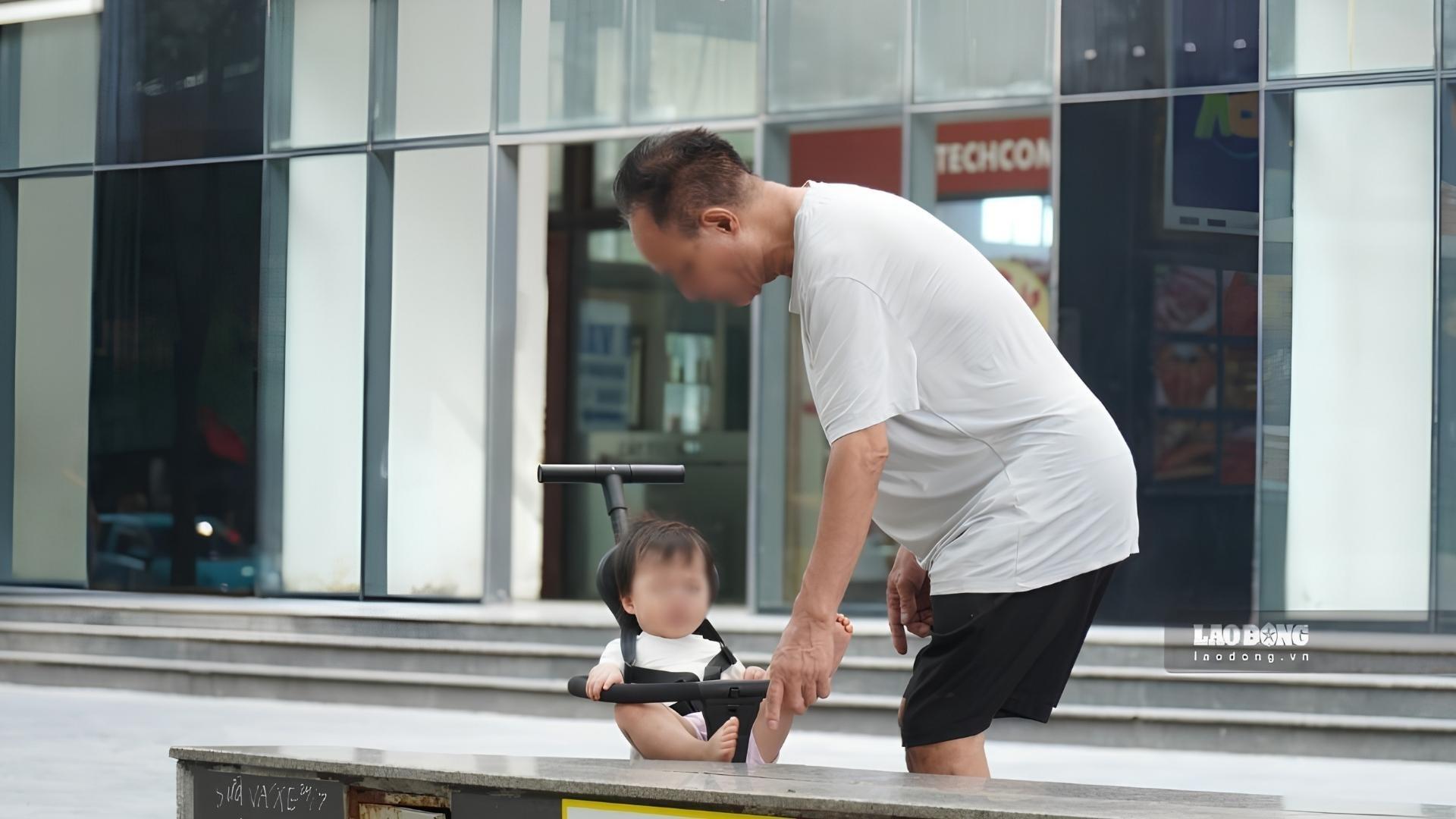 Những buổi đi dạo cùng cháu trở thành niềm vui quen thuộc mỗi sáng của ông Tùng. Ảnh: Minh Vũ