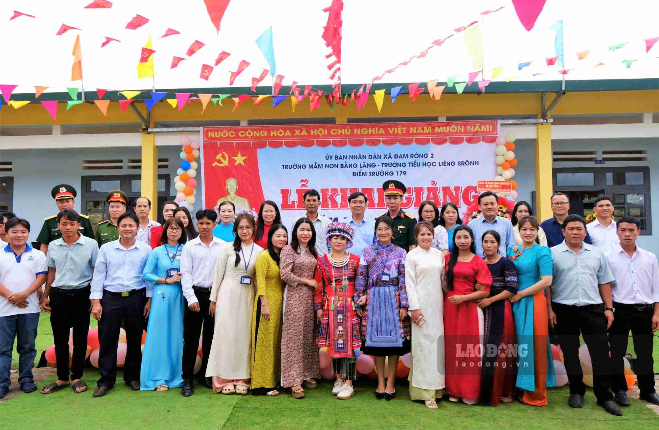 Cán bộ, giáo viên Trường Tiểu học Liêng Srônh chụp hình cùng lãnh đạo địa phương nhân dịp lễ khai giảng. Ảnh: Nguyễn Quân