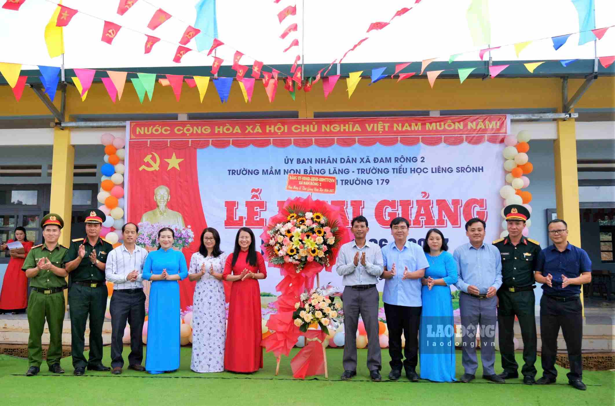 Lãnh đạo xã Đam Rông 2 tặng hoa chúc mừng cô và trò Trường Tiểu học