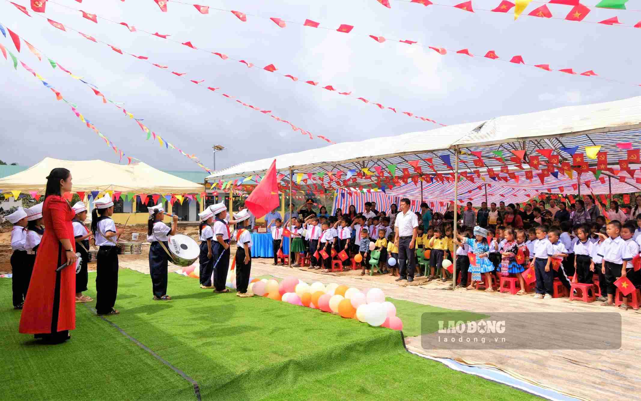 The opening ceremony was held early at 2 school sites, bringing the joy of a new school to H'Mong children in Lam Dong. Photo: Nguyen Quan