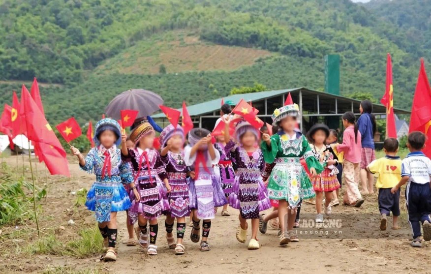 Học sinh làng H'Mông ở xã Đam Rông 2 trên đường tới trường dự lễ khai giảng năm học mới 2026 - 2027. Ảnh: Nguyễn Quân
