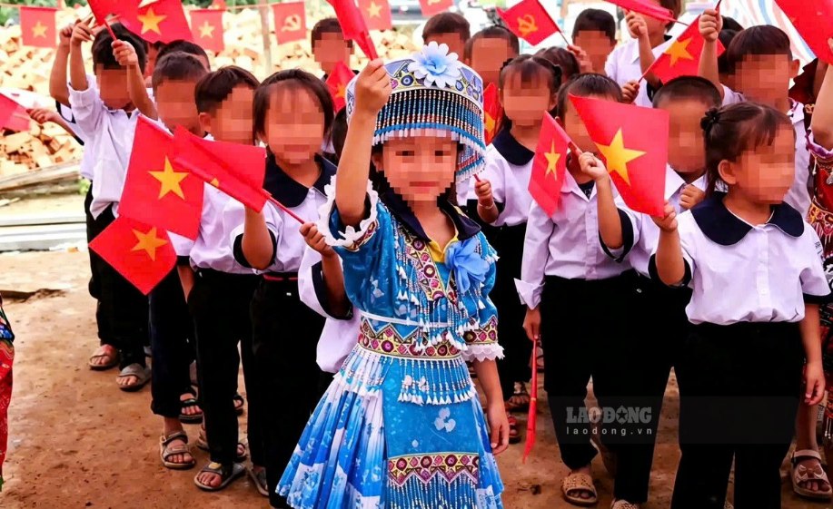 Không khí khai giảng năm học mới tại Trường Tiểu học Liêng Srônh ngập tràn trong cở đỏ sao vàng. Ảnh: Nguyễn Quân