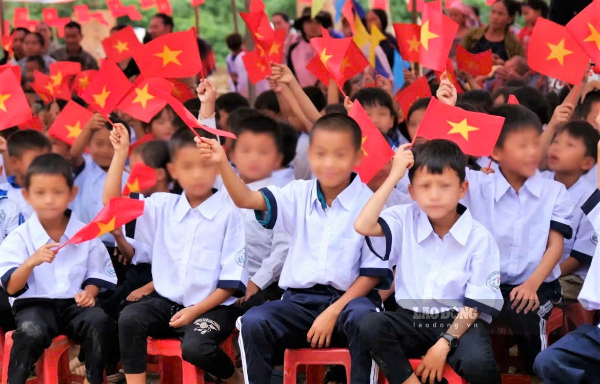 Học sinh đồng bào H'Mông tại Tiểu khu 179 dự lễ khai giảng năm học mới. Ảnh: Nguyễn Quân