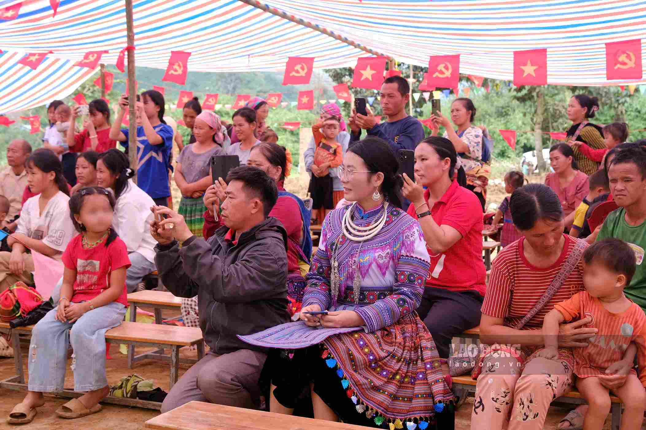 Phụ huynh đồng bào người H'Mông đưa con em đến dự lễ khai giảng năm học mới. Ảnh: Nguyễn Quân
