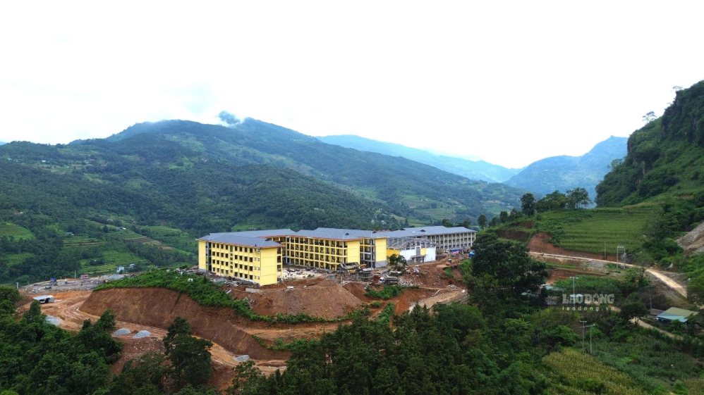 Pa Vay Su Inter-level Boarding School for Primary and Secondary Schools is urgently completing. Photo: Van Long