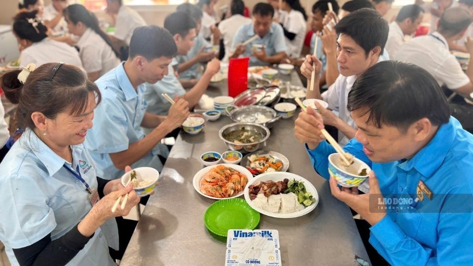 Công nhân vui vẻ dùng bữa trong chương trình Bữa cơm Công đoàn. Ảnh: Hoàng Lộc