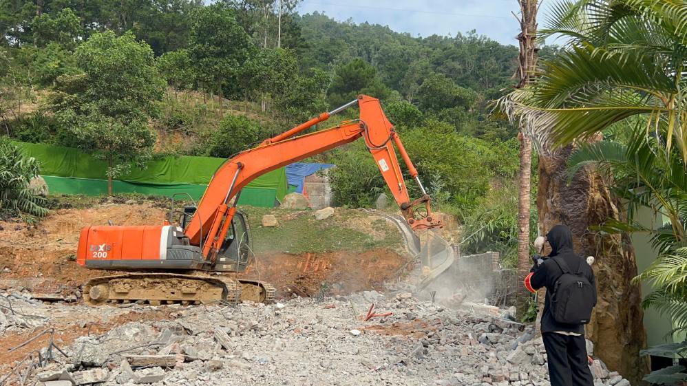 Machinery dismantling construction violations in the protection forest area of Kim Anh commune (Hanoi). Photo: Huy Quang