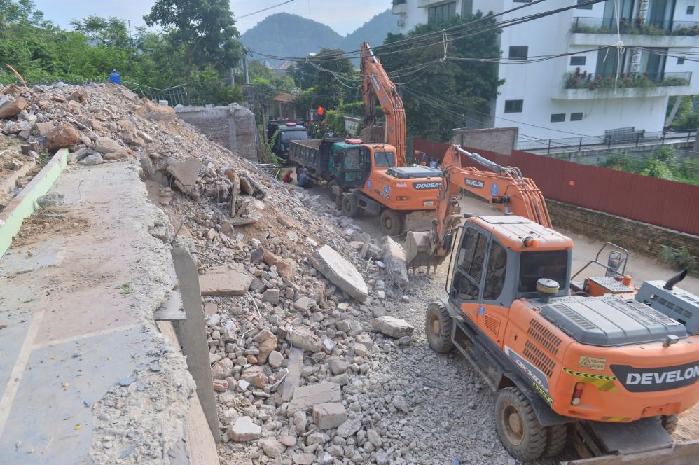 Máy móc phá dỡ các công trình vi phạm xây dựng. Ảnh: Huy Quang