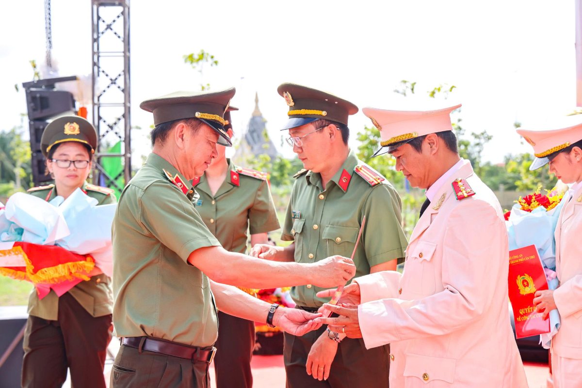 Thiếu tướng Huỳnh Việt Hòa - Giám đốc Công an TP Cần Thơ trao quyết định về việc tuyển chọn, phong cấp bậc hàm, xếp lương đối với giáo viên được tiếp nhận công tác tại Trường Văn hóa CAND III. Ảnh: Công an Cần Thơ