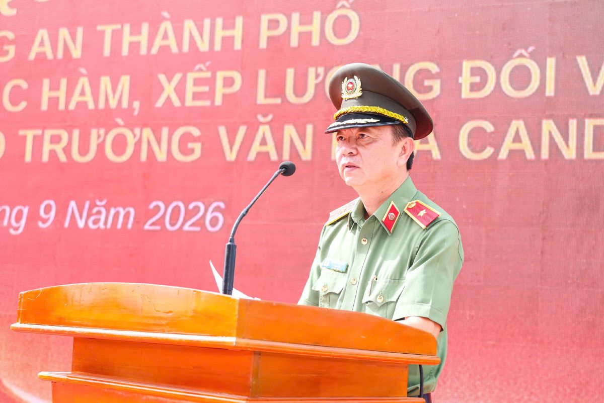 Thiếu tướng Huỳnh Việt Hòa - Giám đốc Công an TP Cần Thơ phát biểu chỉ đạo tại buổi lễ. Ảnh: Công an Cần Thơ