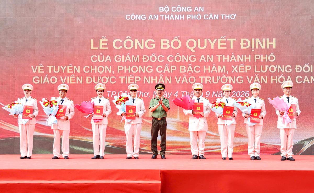 Major General Huynh Viet Hoa - Director of Can Tho City Police presents decisions to teachers. Photo: Can Tho Police