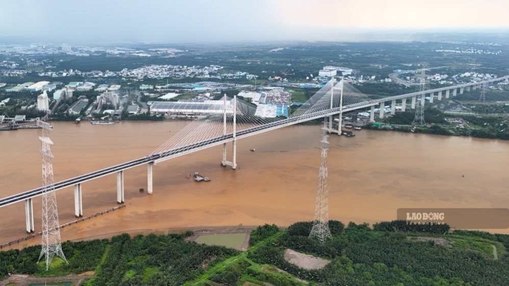 Cao tốc Bến Lức - Long Thành qua cầu Bình Khánh, cây cầu dây văng vượt sông Soài Rạp, kết nối Nhà Bè với Cần Giờ.