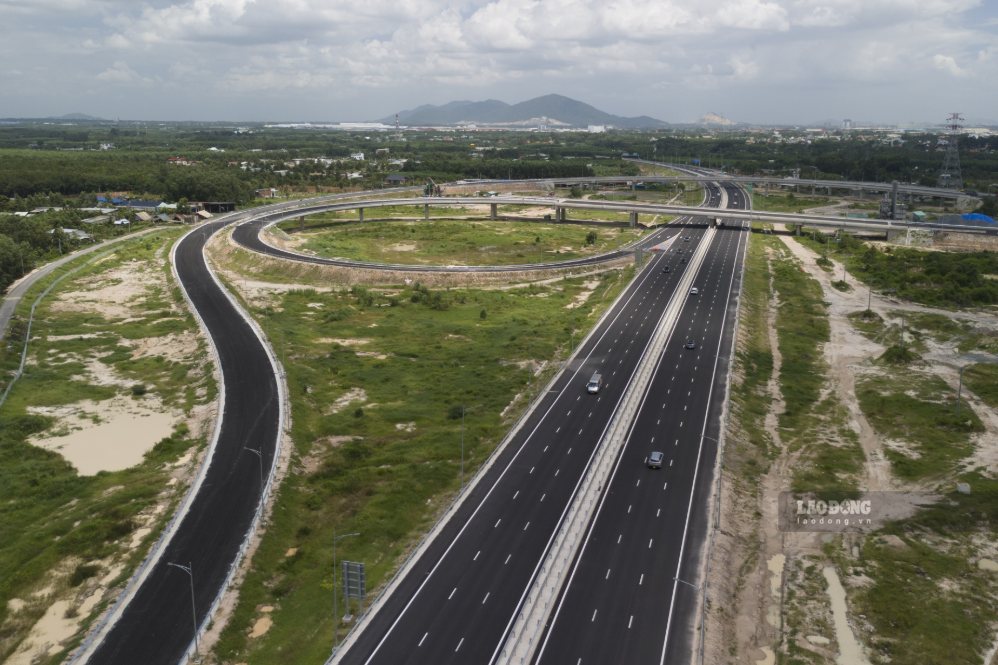 Overview of 58km of expressway connecting the Mekong Delta directly to Long Thanh airport about to reach the finish line. Photo: Anh Tu