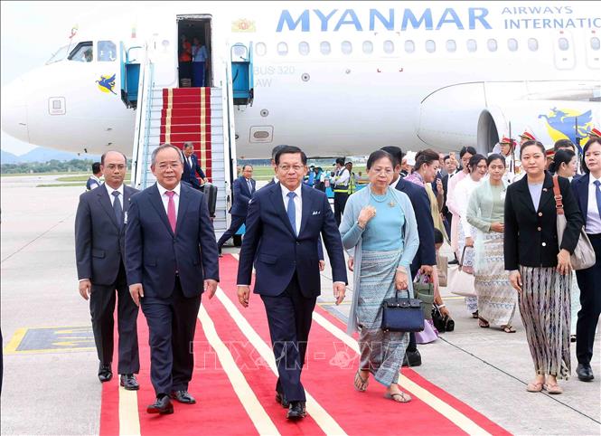 Member of the Party Central Committee, Chairman of the Presidential Office Le Khanh Hai welcomes President of the Federal Republic of Myanmar Min Aung Hlaing and his wife at Noi Bai International Airport, Hanoi. Photo: VNA
