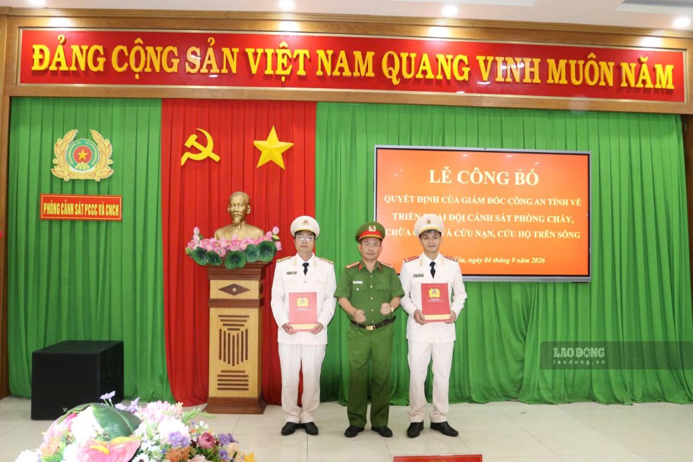Colonel Le Quang Dong - Deputy Director of Khanh Hoa Provincial Police presents the decision to establish the River-based Fire and Rescue Police Team. Photo: Phuong Linh