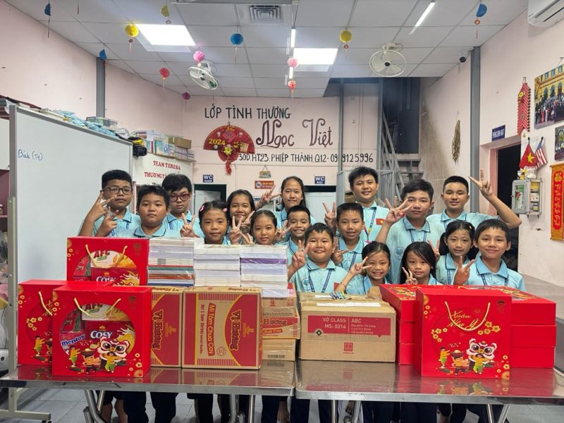 Những món quà của Đoàn Thanh niên phường Tân Thới Hiệp gửi đến các em trong dịp Tết. Ảnh: Nhân vật cung cấp