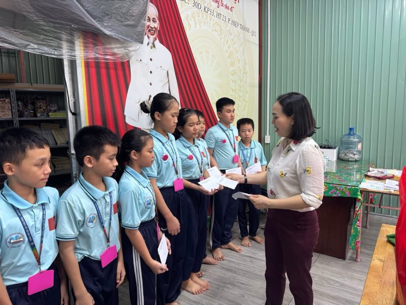 UBND Phường thăm hỏi và chúc mừng ngày Quốc tế thiếu nhi 1.6 các em học sinh tại lớp. Ảnh: Nhân vật cung cấp