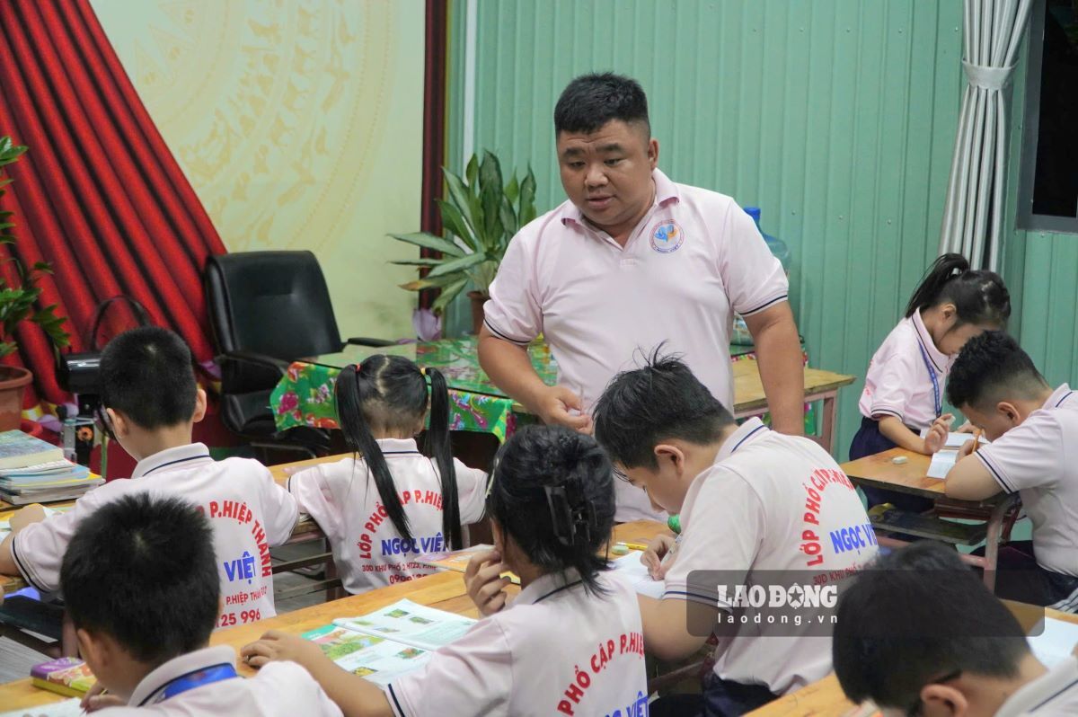 Although there is no opening day, Mr. Khai's free class has persistently sowed literacy for disadvantaged children for nearly two decades. Photo: Chan Phuc