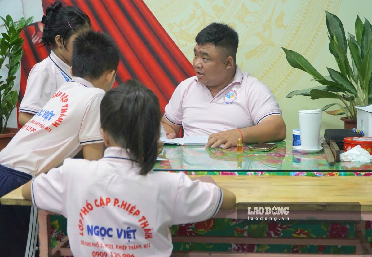 Những ngày đầu đến lớp, học sinh được rèn nền nếp, cách ứng xử trước khi bắt đầu học chữ. Ảnh: Chân Phúc