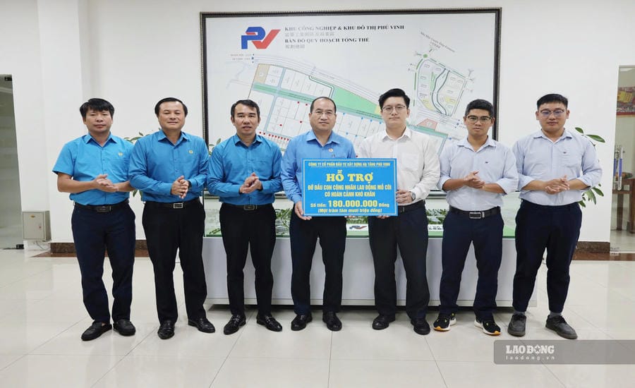 Ha Tinh Provincial Labor Federation receives support to sponsor orphaned children who are children of workers in Ha Tinh. Photo: Tran Tuan
