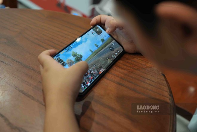 A child playing an 18+ game in a cafe in Hanoi, May 2026. Photo: PV Group