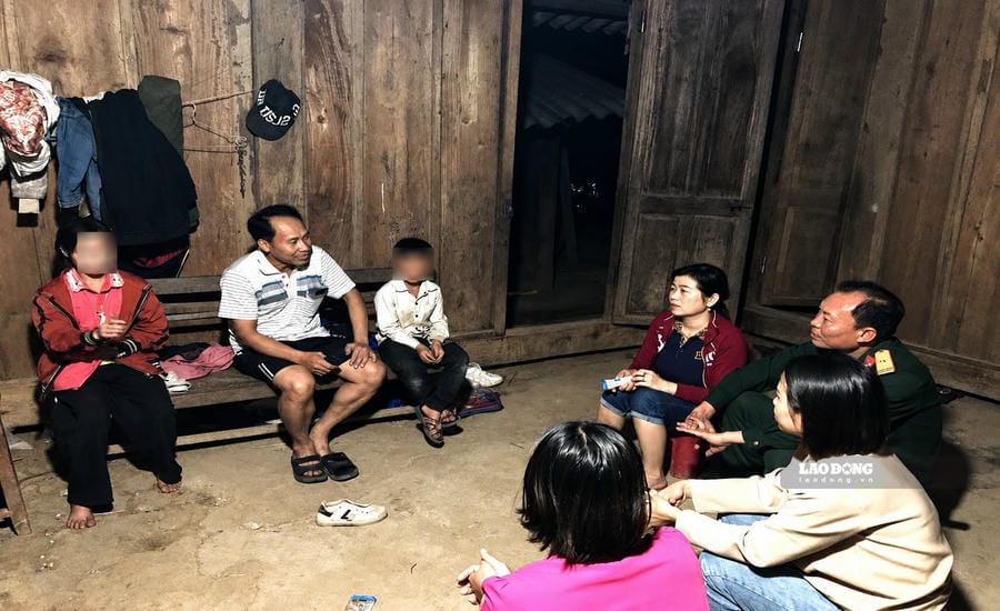 Teachers in mountainous Nghe An coordinate with functional forces to mobilize students to return to school. Photo: Duy Chuong