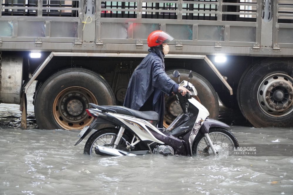 Nhiều xe máy phải dắt bộ. Ảnh: HAC
