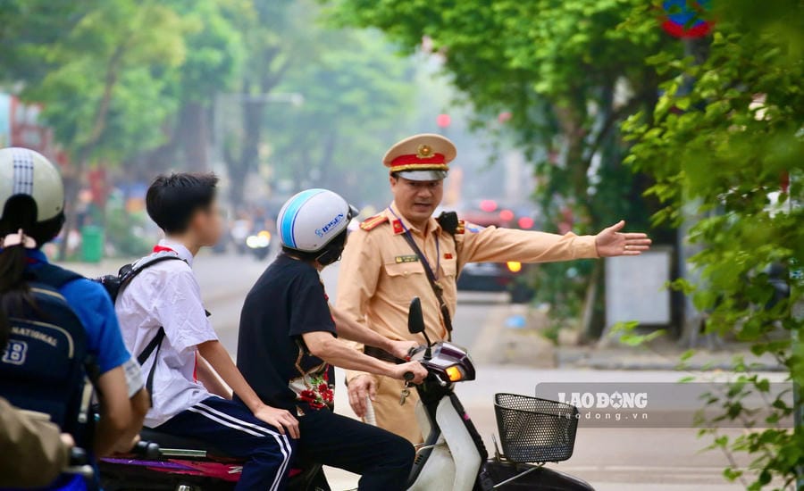 Hanoi Traffic Police strengthen propaganda and handle traffic violations against parents and students. Photo: Tien Ngo