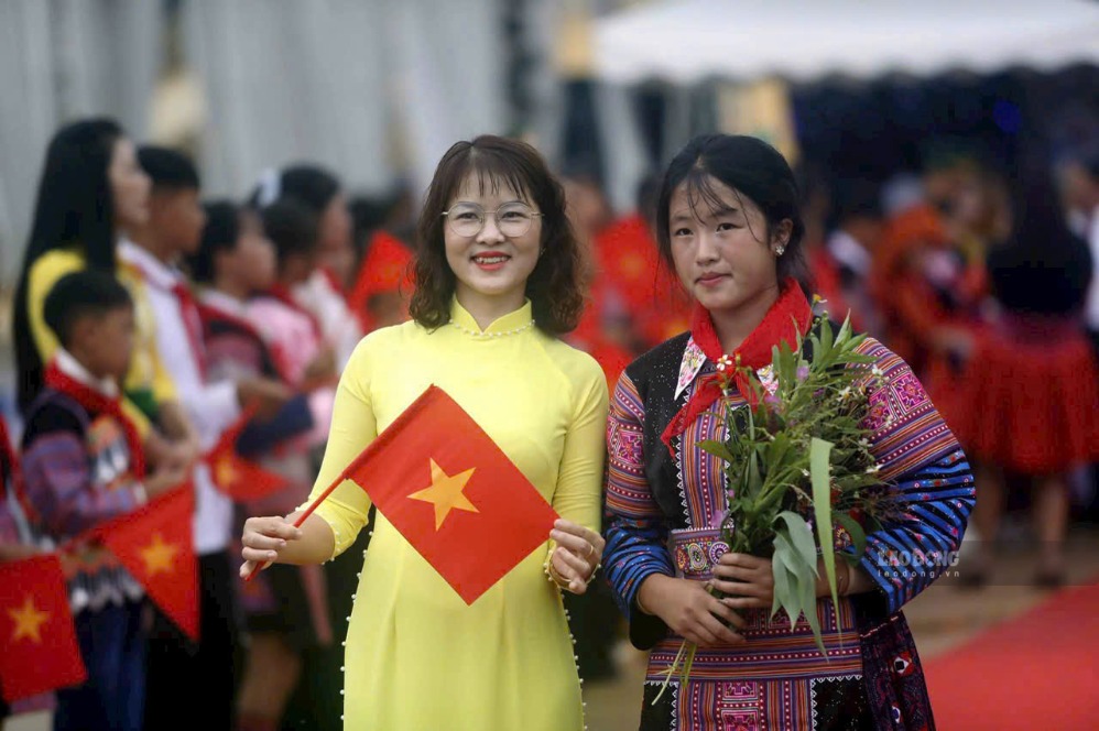 Cô và trò Trường Phổ thông nội trú Tiểu học - THCS Mường Hung, tỉnh Sơn La trong ngày khai giảng năm học mới. Ảnh: Thanh Hoa