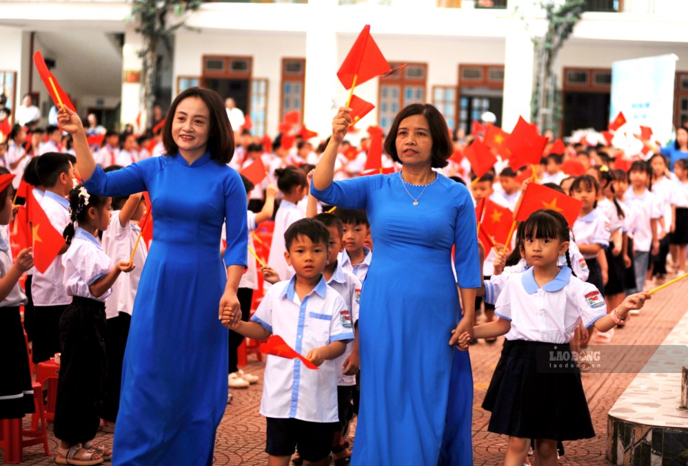 Welcoming ceremony for students entering grade 1 at To Hieu Elementary School, Son La province. Photo: Truong Son