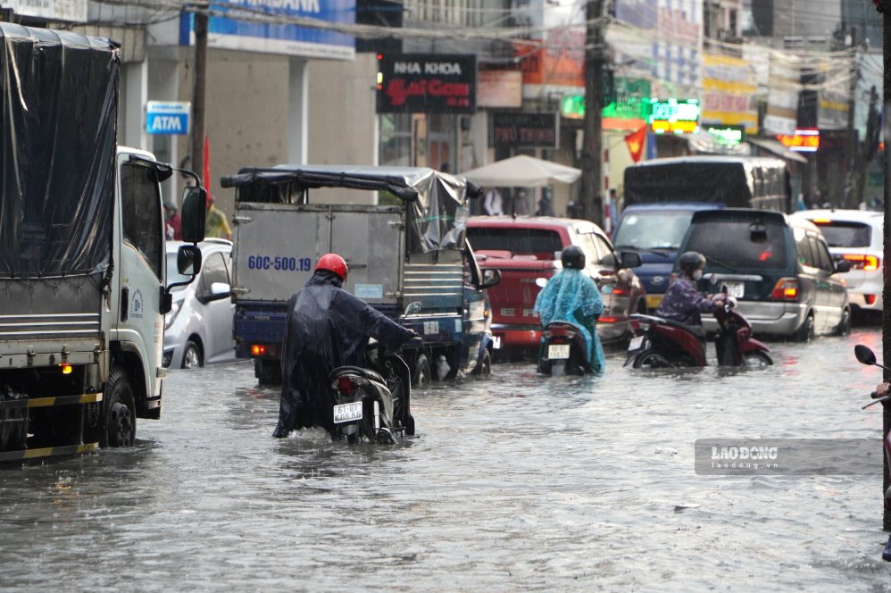 Heavy rain on the afternoon of September 4 caused National Highway 1 section in front of Thong Nhat General Hospital Dong Nai (Long Binh ward, Dong Nai) to be flooded. Photo: Ha Anh Chien