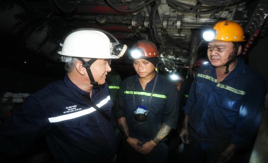 General Director of TKV Group Vu Anh Tuan (far left) inspects underground coal production and visits workers of Hon Gai Coal Company - TKV. Photo: Vinacomin