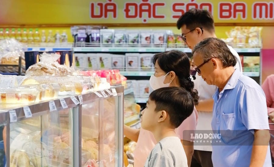 People watch and buy Mid-Autumn cakes at supermarkets in Can Tho City. Photo: My Ly