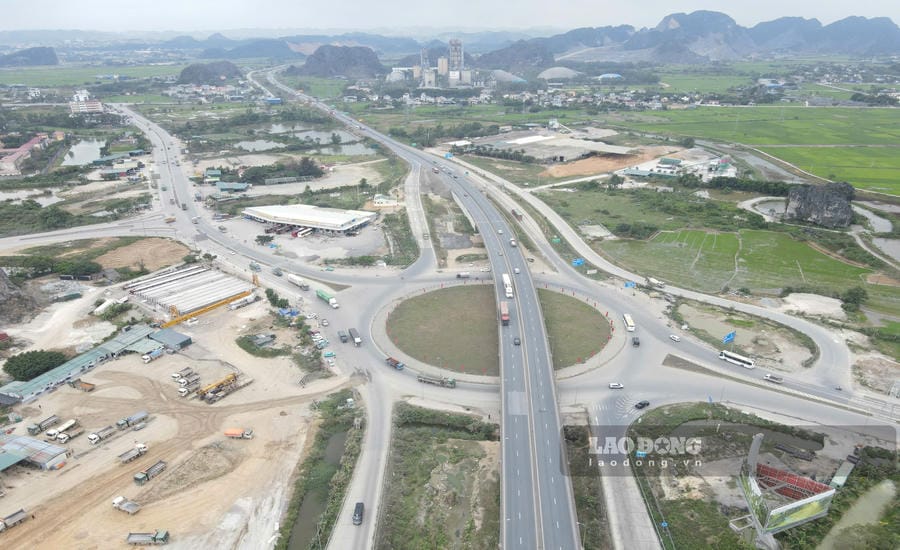 The Ninh Binh - Hai Phong expressway project, the section passing through the old Ninh Binh province, is gradually reaching the finish line. Photo: Nguyen Truong