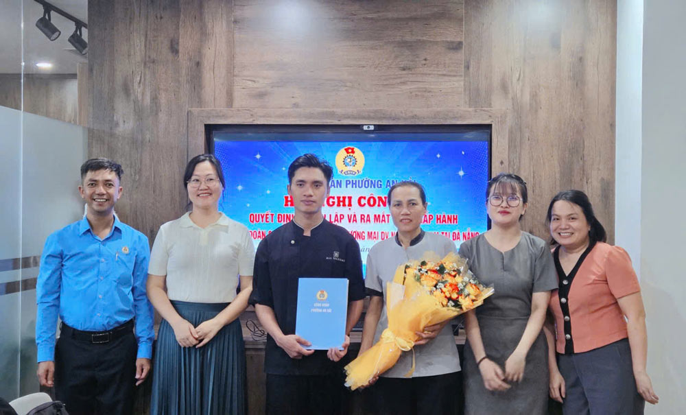 ダナン市アンハイ区労働組合は、44人の組合員を持つNgon Vietnam Trading and Service Companyの労働組合を設立しました。写真:アンハイ労働組合